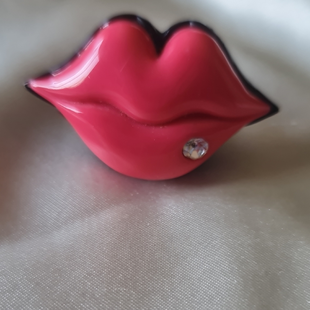 Betsey Johnson Vibrant Pink Lip Brooch Ring